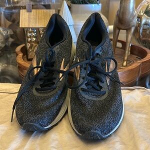 Black anthem Brooks size 12